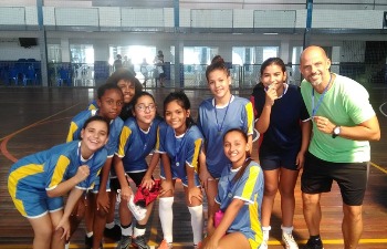 Equipe de futsal feminino da E.M. Rodrigo Otávio