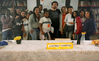 Escritor Lucinei M. Campos durante visita ao Ciep Carlos Drummond de Andrade (Foto: Arquivo pessoal da professora Adriana Pina)