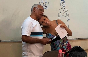 Paula Izidoro Ferreira com Manuel Simão da Rocha, 71 anos, seu aluno à época (2017), na E.M. Lourenço Filho