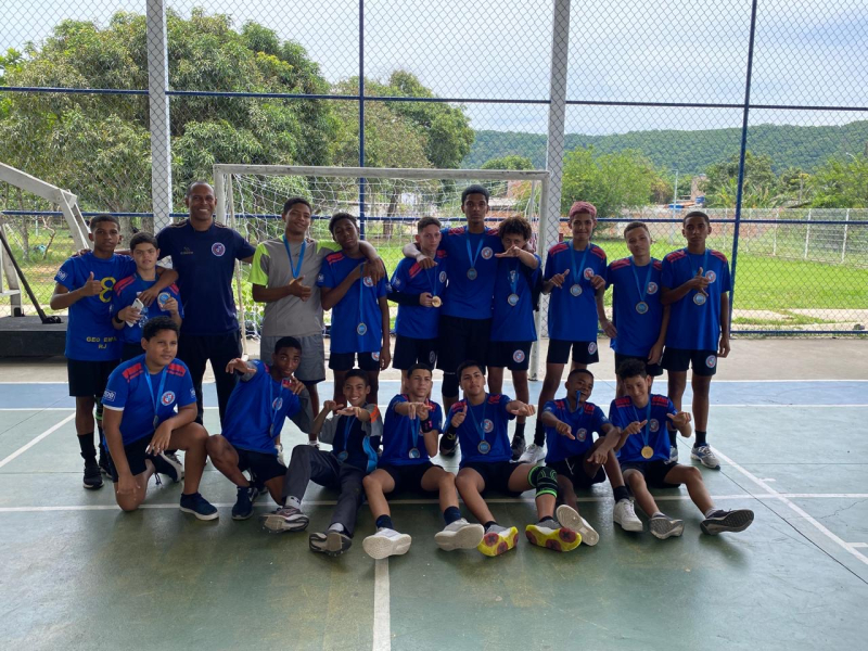 O esporte é uma das ferramentas mais valiosas no desenvolvimento integral dos jovens. O esporte nas escolas vai muito além das quadras: ele ajuda a formar  o caráter, fortalece valores e promove habilidades que os alunos vão carregar para a vida. Disciplina, trabalho em equipe, união e responsabilidade são apenas alguns dos aprendizados que se destacam.