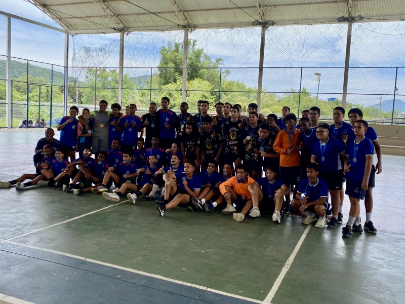 Mas os grandes medalhistas de ouro, dos Jogos Estudantis, foram os alunos-atletas, da categoria sub-14, masculina. Parabéns, garotos! Vocês ganham, o GEO também!